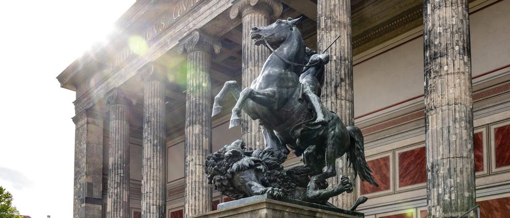 Ein Reiterstandbild vor dem Alten Museum in Berlin.