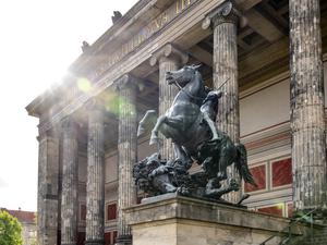 Ein Reiterstandbild vor dem Alten Museum in Berlin.