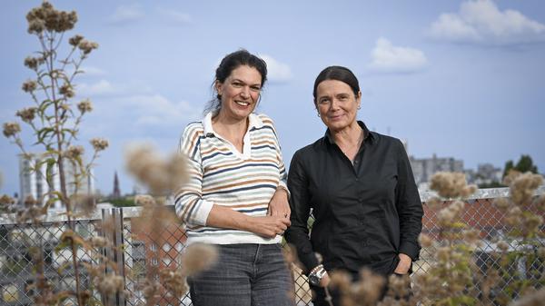 Die „taz“-Chefredakteurinnen Ulrike Winkelmann (l) und Barbara Junge. 