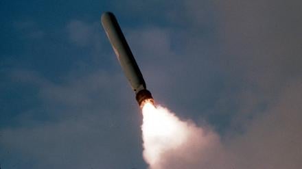 Ein Tomahawk-Marschflugkörper fliegt vor bewölktem Himmel (Archivbild).