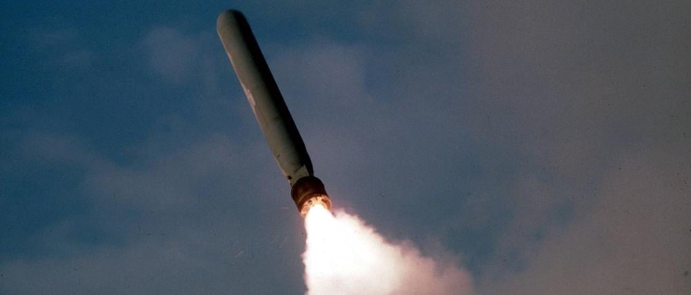 Ein Tomahawk-Marschflugkörper fliegt vor bewölktem Himmel (Archivbild).