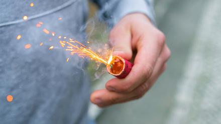 Ein Böller brennt in der Hand. (Symbolbild)
