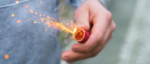 Ein Böller brennt in der Hand. (Symbolbild)