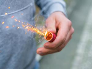 Ein Böller brennt in der Hand. (Symbolbild)