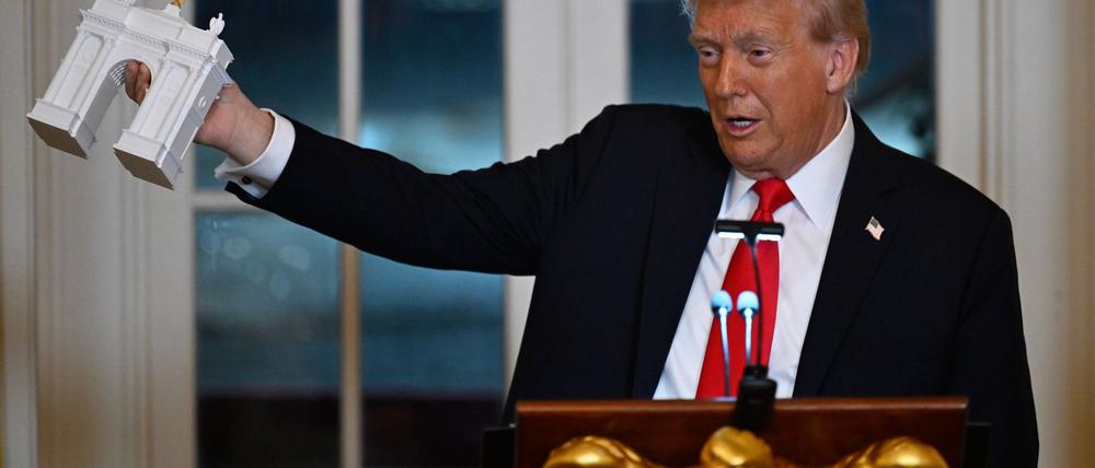 Trump stellte bei einem Spendendinner ein Modell für einen Triumphbogen in der US-Hauptstadt Washington vor.