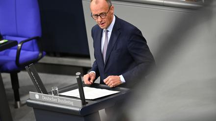 Bundeskanzler Friedrich Merz (CDU) äußert sich in seiner Regierungserklärung im Bundestag gleich zu Beginn zum in Ägypten unterzeichneten Gaza-Friedensplan von US-Präsident Donald Trump. 