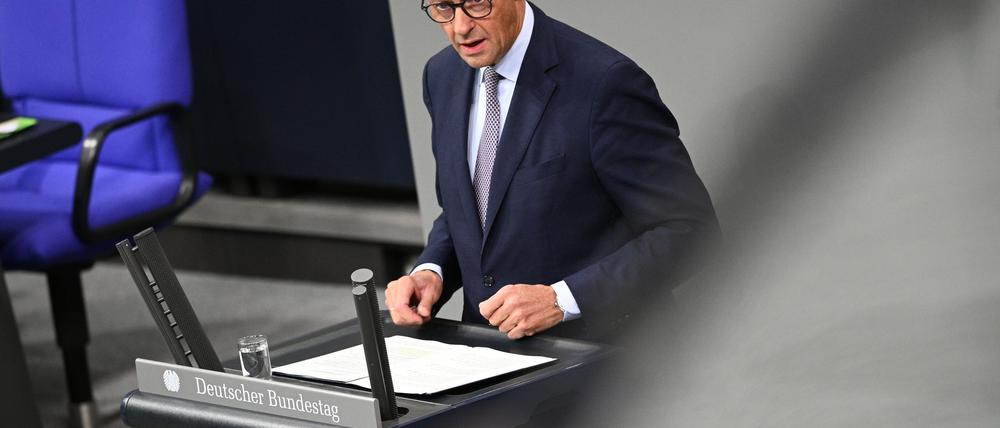 Bundeskanzler Friedrich Merz (CDU) äußert sich in seiner Regierungserklärung im Bundestag gleich zu Beginn zum in Ägypten unterzeichneten Gaza-Friedensplan von US-Präsident Donald Trump.