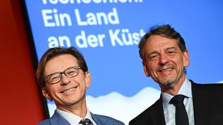 Tomas Kubícek (r), Direktor der Mährischen Landesbibliothek und Projektleiter des tschechischen Ehrengastauftritts, sowie Martin Krafl, Programmmanager des tschechischen Ehrengastauftritts, auf der Frankfurter Buchmesse.