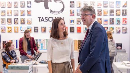 Kulturstaatsminister Wolfram Weimer am Ausstellungsstand vom Taschen Verlag im Gespräch mit der Verlegerin Marlene Taschen. 