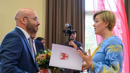 Yuliia Nikitchenko (r) vom Opora-Verein nimmt den Landesintegrationspreis entgegen.