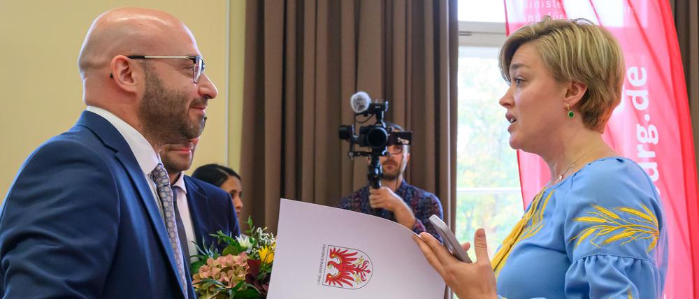 Yuliia Nikitchenko (r) vom Opora-Verein nimmt den Landesintegrationspreis entgegen.