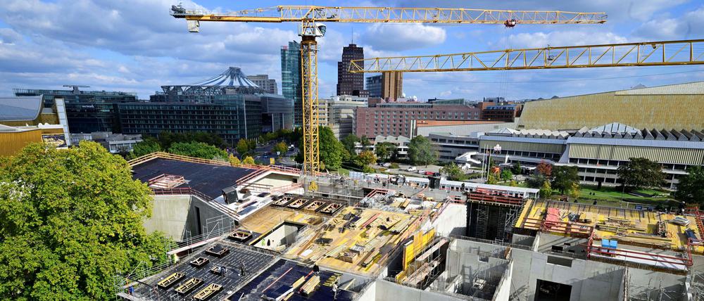 Noch drehen sich die Kräne auf der Baustelle.