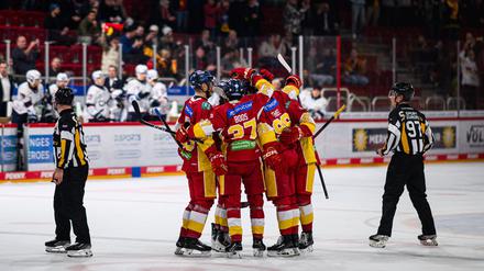 Die Spieler der Düsseldorfer EG feiern den Heimsieg gegen Ravensburg.