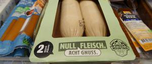 Eine Wurst aus pflanzlichen Zutaten liegt im Regal eines Supermarktes.