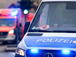Ein Polizeiauto und ein Rettungswagen mit Blaulicht.
