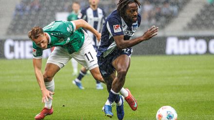 Deyovaisio Zeefuik (r) wird den Berlinern mindestens zwei Spiele fehlen. (Archivbild)