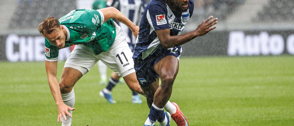 Deyovaisio Zeefuik (r) wird den Berlinern mindestens zwei Spiele fehlen. (Archivbild)