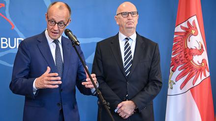 Bundeskanzler Friedrich Merz (l, CDU) war am Dienstag auf Antrittsbesuch in Brandenburg und traf Ministerpräsident Dietmar Woidke (SPD). (Archivbild)