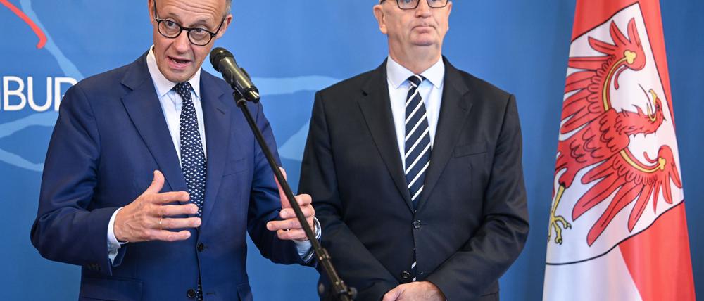 Bundeskanzler Friedrich Merz (l, CDU) war am Dienstag auf Antrittsbesuch in Brandenburg und traf Ministerpräsident Dietmar Woidke (SPD). (Archivbild)