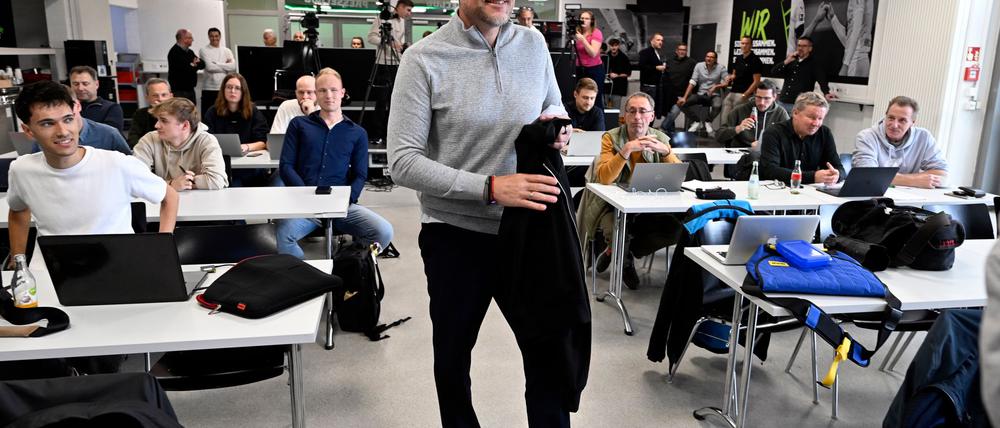 Rouven Schröders erster Auftritt als Sportchef im Borussia-Park.