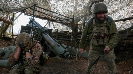 Artillerymen of the 152nd Separate Jaeger Brigade fire an M114 self-propelled howitzer towards Russian troops, amid Russia's attack on Ukraine, near the frontline town of Pokrovsk in Donetsk region, Ukraine October 15, 2025. REUTERS/Anatolii Stepanov