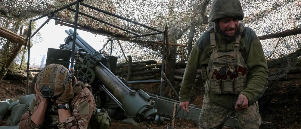 Artillerymen of the 152nd Separate Jaeger Brigade fire an M114 self-propelled howitzer towards Russian troops, amid Russia's attack on Ukraine, near the frontline town of Pokrovsk in Donetsk region, Ukraine October 15, 2025. REUTERS/Anatolii Stepanov