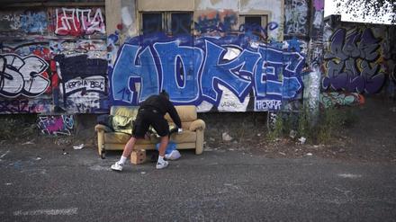 Filmstill aus Simone Zauggs Video „Home Less“: In der Rolle eines Obdachlosen lässt sich die Künstlerin von einem Graffiti-Künstler mit dem Schriftzug „Home Less“ übersprühen.