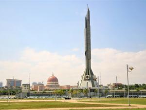 Steile Architektur in Luanda: Blick auf das Mausoleum für den ersten Präsidenten Angolas, António Agostinho Neto.  