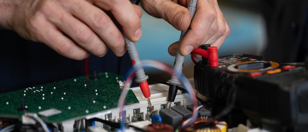 Mit Hilfe des Reparaturbonus können Haushalte Geld sparen, wenn sie Elektrogeräte reparieren lassen statt sie auszutauschen. (Symbolbild)