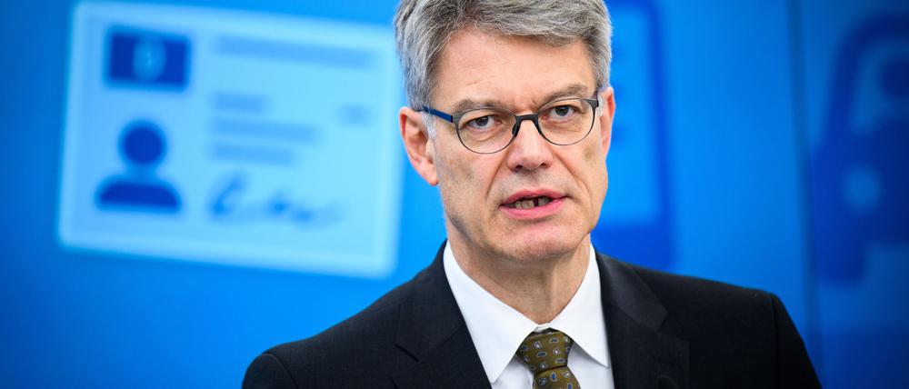 Verkehrsminister Schnieder plant Kostensenkungen bei Führerscheinen.