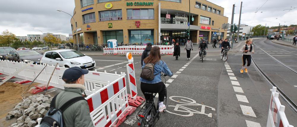 Am Potsdamer Hauptbahnhof soll der Übergang für Fußgänger und Radfahrer erweitert werden.