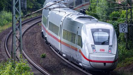 Ein ICE-Zug fährt zwischen Berlin und Hamburg auf den Gleisen in der Nähe eines Bahnhofs.