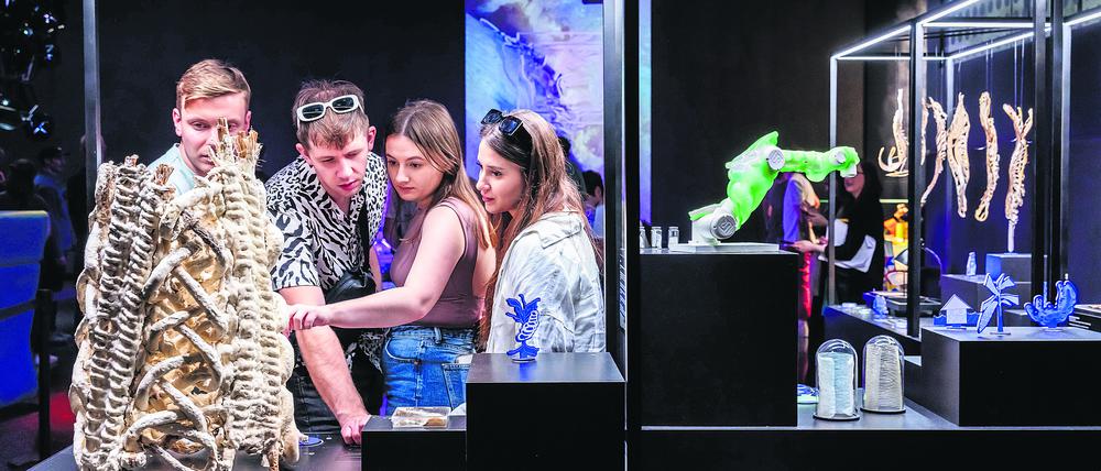 Blick in die Ausstellung „Materialzukünfte besuchen“ im Futurium Lab, wo in Workshops erarbeitete Zukunftsszenarien durch Skizzen, Collagen und Prototypen veranschaulicht wurden.