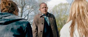 „Polizeiruf 110, Tu es!“ um 20:15 Uhr in der ARD. Nach dem Einsatz: Henning Röder (Uwe Preuss) liest Melly (Lina Beckmann, l.) und Katrin König (Anneke Kim Sarnau) die Leviten.