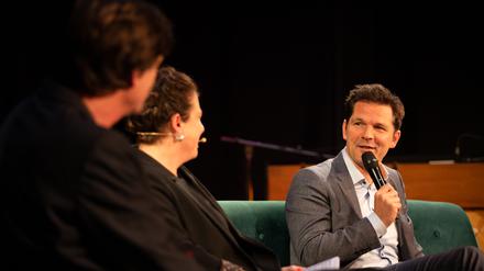 Steffen Krach bei der Berlin-Revue.