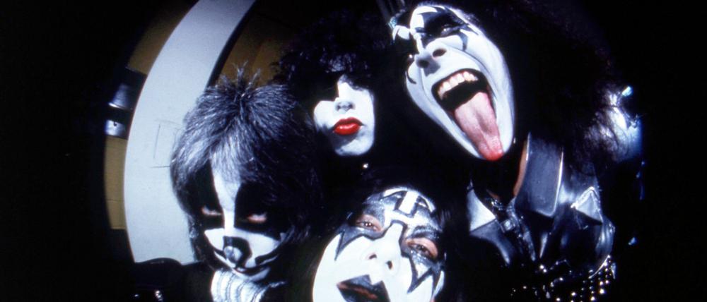 Kiss machte mit wildem Make-up, spektakulären Kostümen und theatralischen Live-Shows Furore. (Archivbild)
