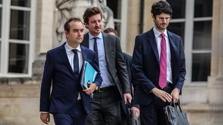 Frankreichs Premierminister Sébastian Lecornu (l.) nach den überstandenen Misstrauensvoten am Donnerstagmorgen.