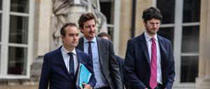 Frankreichs Premierminister Sébastian Lecornu (l.) nach den überstandenen Misstrauensvoten am Donnerstagmorgen.