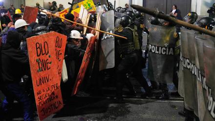 Während einer Kundgebung gegen Präsident Jeri stoßen regierungskritische Demonstranten in der Nähe des Kongresses mit der Polizei zusammen.
