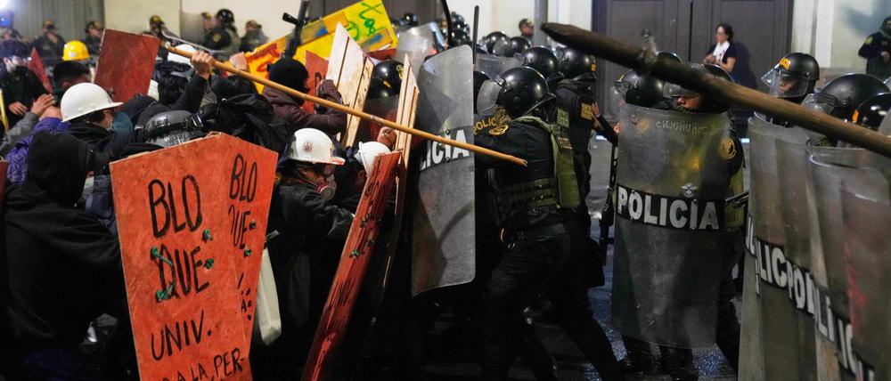 Während einer Kundgebung gegen Präsident Jeri stoßen regierungskritische Demonstranten in der Nähe des Kongresses mit der Polizei zusammen.