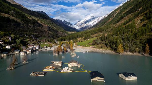 Ein Luftbild zeigt die zerstörten und überfluteten Häuser im Dorf Blatten, vier Monate nachdem ein Erdrutsch das Dorf zerstört hat.