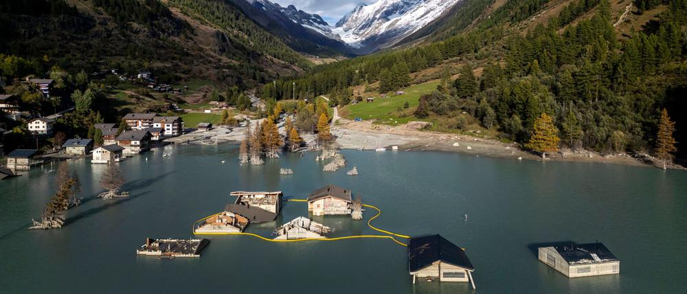 Ein Luftbild zeigt die zerstörten und überfluteten Häuser im Dorf Blatten, vier Monate nachdem ein Erdrutsch das Dorf zerstört hat.