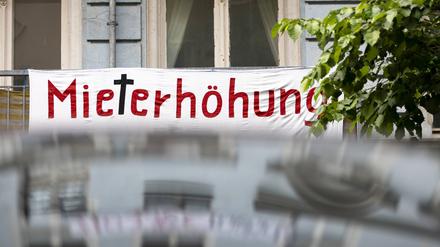 Symbolbild zum Thema Mieterhoehungen im staedtischen Raum. Ein Banner mit der Aufschrift Mieterhoehung haengt an einem Balkon einer Mietwohnung. Berlin, 27.05.2019. Berlin Deutschland *** Symbol image on the subject of rent increases in urban areas A banner with the inscription Rent increase hangs on a balcony of a rented apartment Berlin, 27 05 2019 Berlin Germany PUBLICATIONxINxGERxSUIxAUTxONLY Copyright: xJaninexSchmitz/photothek.netx