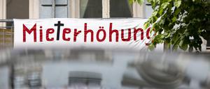 Symbolbild zum Thema Mieterhoehungen im staedtischen Raum. Ein Banner mit der Aufschrift Mieterhoehung haengt an einem Balkon einer Mietwohnung. Berlin, 27.05.2019. Berlin Deutschland *** Symbol image on the subject of rent increases in urban areas A banner with the inscription Rent increase hangs on a balcony of a rented apartment Berlin, 27 05 2019 Berlin Germany PUBLICATIONxINxGERxSUIxAUTxONLY Copyright: xJaninexSchmitz/photothek.netx  