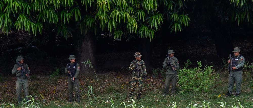 Venezuela verstärkt sein Militäraufgebot an der Grenze zu Kolumbien.
