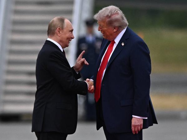 US Russia Summit Arrival 8981941 15.08.2025 U.S. President Donald Trump greets Russian President Vladimir Putin on the tarmac after they arrived to attend a meeting at Joint Base Elmendorf-Richardson in Anchorage, Alaska, the United States. Sergey Bobylev / Sputnik Alaska USA PUBLICATIONxINxGERxSUIxAUTxESTxLTUxLATxNORxSWExDENxNEDxPOLxUKxONLY Copyright: xSergeyxBobylevx