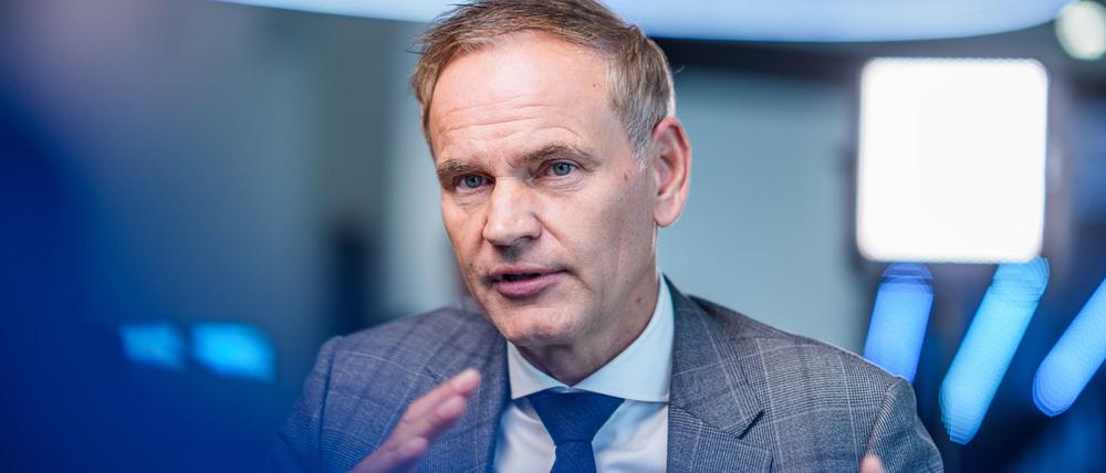 Oliver Blume, Vorstandsvorsitzender der Volkswagen AG, aufgenommen bei einem Interview mit der dpa Deutsche Presse-Agentur GmbH.