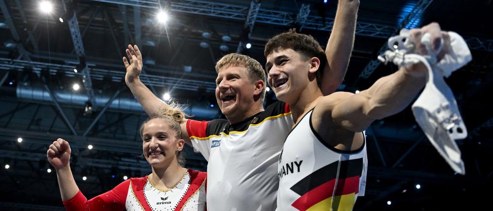 Karina Schönmaier und Trainer Anatol Ashurkov (M) jubeln mit Timo Eder über EM-Gold.