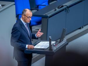 Bundeskanzler Friedrich Merz (CDU) spricht im Bundestag bei seiner Regierungserklärung.