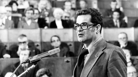 Konrad Wolf stellt im Februar 1977 in Ost-Berlin im neuen Gebäude der Akademie der Künste, der ehemaligen Volkskammer, seinen Film „Mama, ich lebe“ vor.